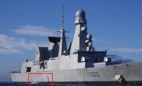 軍艦等大型船舶的側面不停地向外排水：水從哪里來？